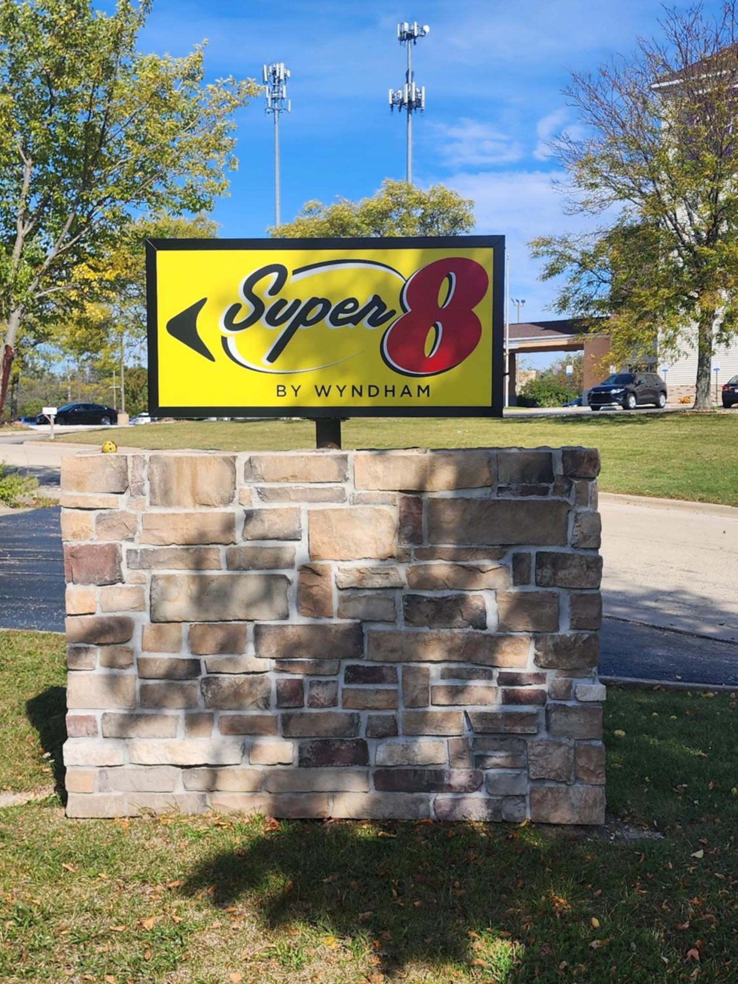 Hotel Super 8 By Wyndham Rockford I-90 Casino District Exterior foto