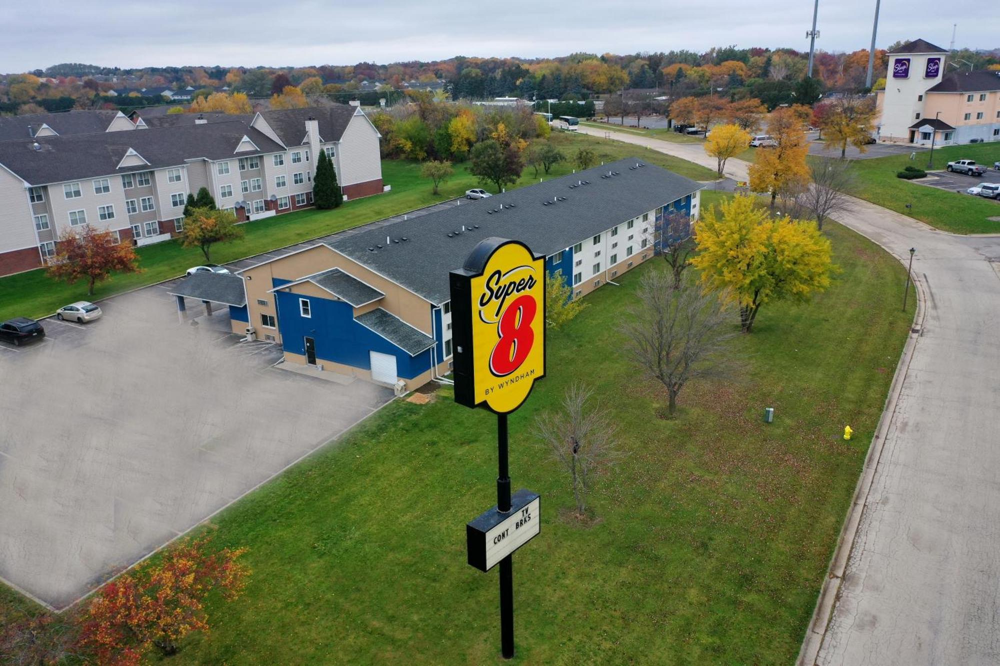 Hotel Super 8 By Wyndham Rockford I-90 Casino District Exterior foto