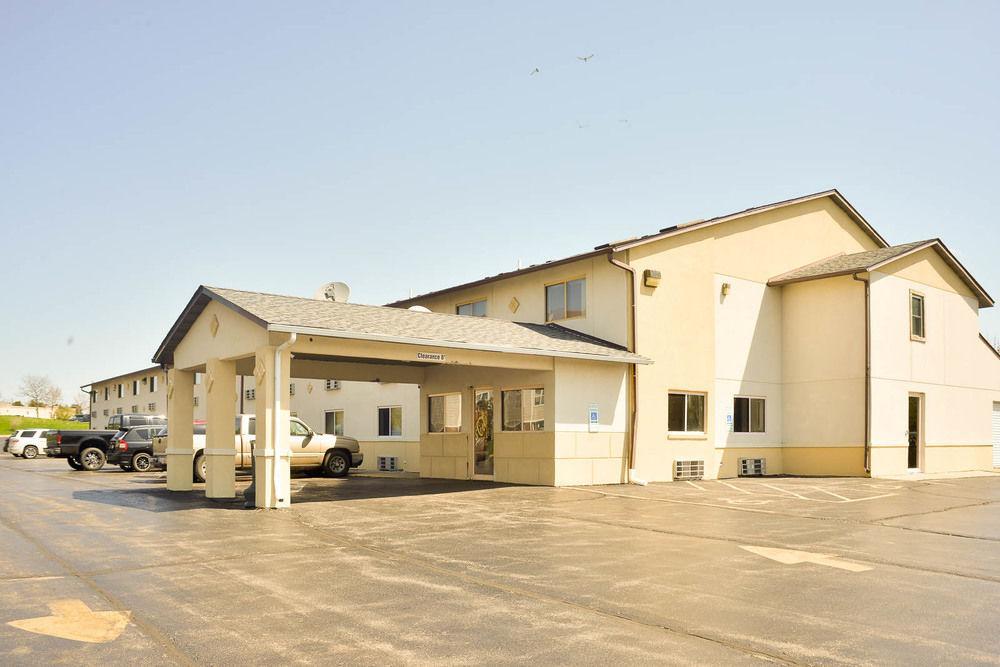 Hotel Super 8 By Wyndham Rockford I-90 Casino District Exterior foto